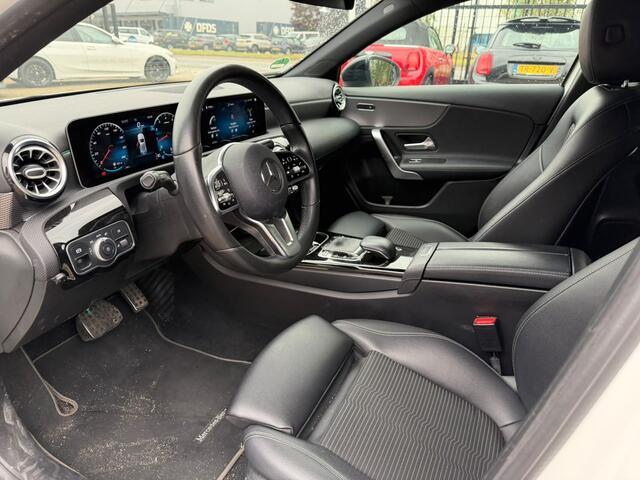 Mercedes-Benz A-KLASSE 180 Premium Plus | Stoelverwarming | Ambiance Verlichting | Apple Carplay | Parkeersensoren | Navigatie | Keyless | High Performance LED | Grootlichtassistent | Cruise Control | Bluetooth | Airco