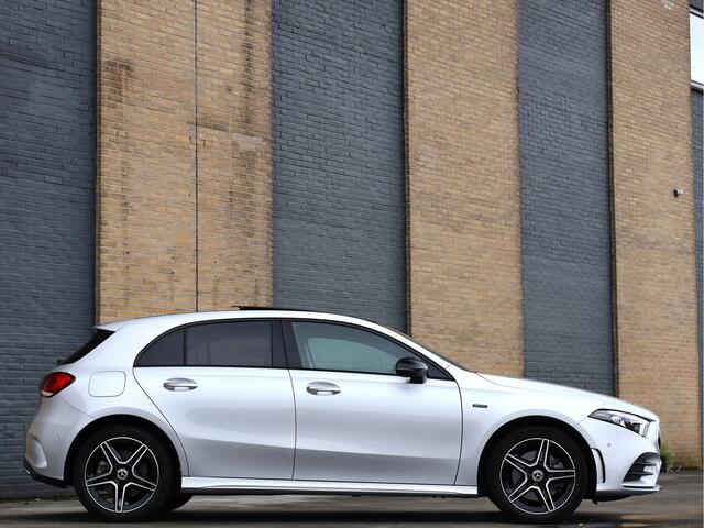 Mercedes-Benz A-KLASSE 250 e AMG Limited | Night Pakket | Pano | Sfeerverlichting | Haak | Carplay |