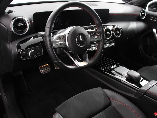 Mercedes-Benz A-KLASSE 200 Automaat AMG Line Navigatie Climate Control Camera Virtual Cockpit Led Stoelverwarming Cruise control Parkeersensoren