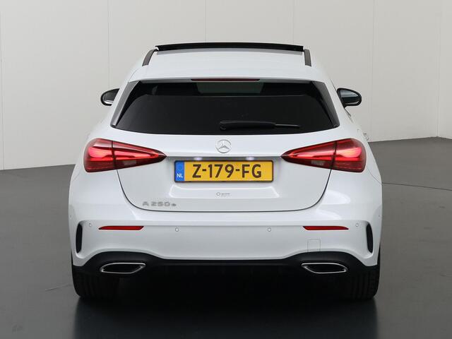 Mercedes-Benz A-KLASSE 250 e AMG Line | Night | Multispaaks velgen | Panoramadak | Multibeam | Sfeerverlichting |