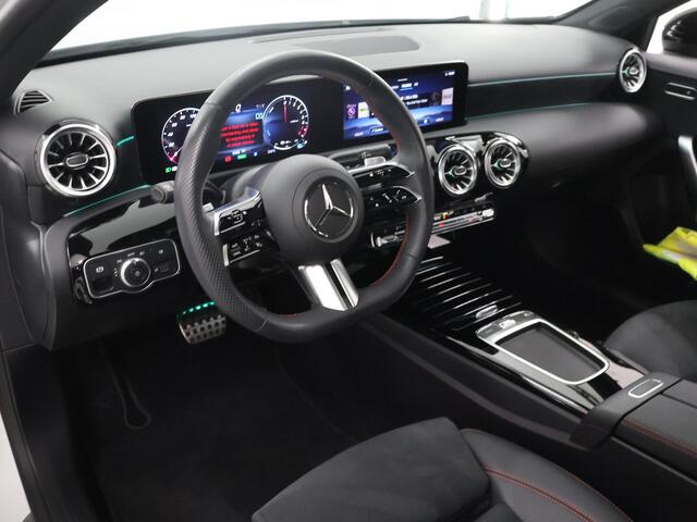 Mercedes-Benz A-KLASSE 250 e AMG Line | Night | Multispaaks velgen | Panoramadak | Multibeam | Sfeerverlichting |