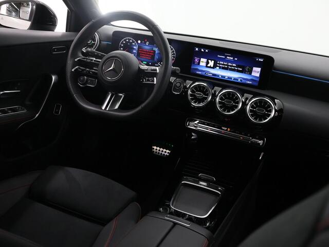 Mercedes-Benz A-KLASSE 250 e AMG Line | Night | Multispaaks velgen | Panoramadak | Multibeam | Sfeerverlichting |