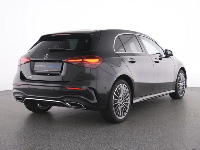 Mercedes-Benz A-KLASSE 250e AMG ** NIGHT, LEDER, TREKH, PANO, MEMO, 2-Zone CLIMA, 19-inch LMV, ** 1e EIG - UNFALLFREI ** ** INFORMEER OOK NAAR ONZE AANTREKKELIJKE FINANCIAL-LEASE TARIEVEN **