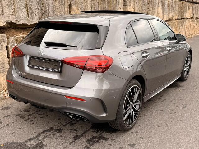 Mercedes-Benz A-KLASSE 250e AMG ** NIGHT, MBUX+, PANO, MEMO, DISTR, 2-Zone CLIMA, 19-inch LMV, ** 1e EIG - UNFALLFREI ** ** INFORMEER OOK NAAR ONZE AANTREKKELIJKE FINANCIAL-LEASE TARIEVEN **