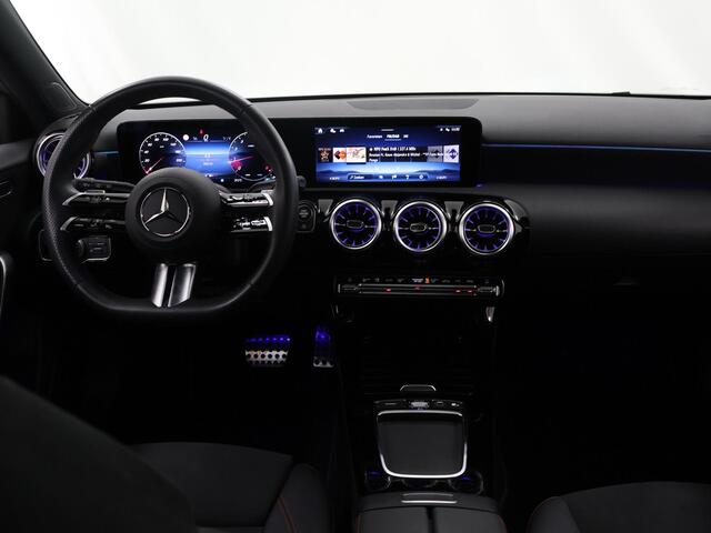 Mercedes-Benz A-KLASSE 180 Star Edition AMG Line | Panoramadak | Trekhaak | Chrome pakket |