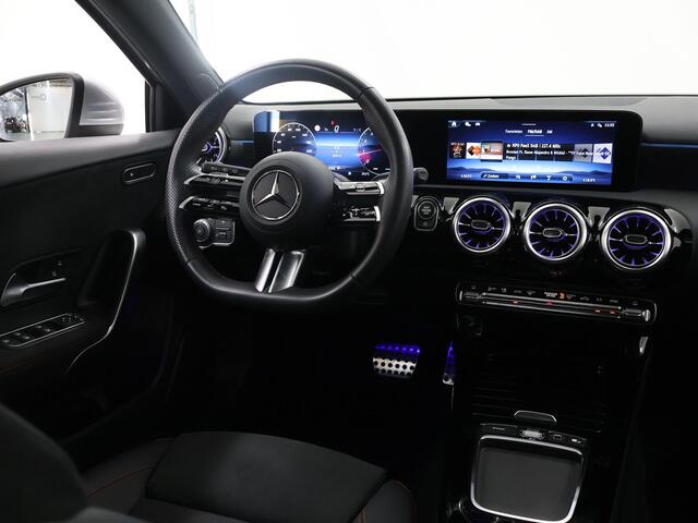 Mercedes-Benz A-KLASSE 180 Star Edition AMG Line | Panoramadak | Trekhaak | Chrome pakket |
