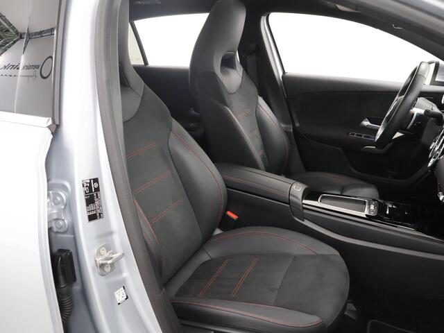 Mercedes-Benz A-KLASSE 180 Star Edition AMG Line | Panoramadak | Trekhaak | Chrome pakket |
