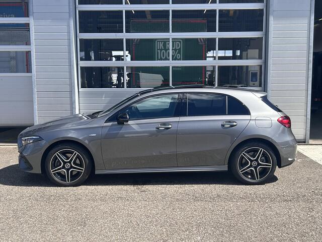 Mercedes-Benz A-KLASSE 250 e Business Solution AMG | Panorama - Schuifdak | Multibeam Led | Apple Carplay & Android Auto | Sfeerverlichting | Stoelverwarming Voorin | Achteruitrijcamera | Nightpakket