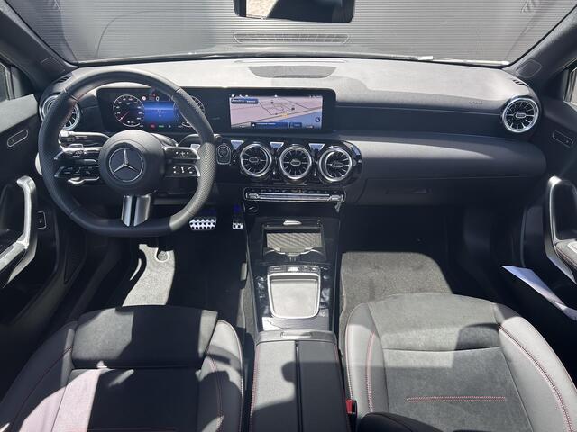 Mercedes-Benz A-KLASSE 250 e Business Solution AMG | Panorama - Schuifdak | Multibeam Led | Apple Carplay & Android Auto | Sfeerverlichting | Stoelverwarming Voorin | Achteruitrijcamera | Nightpakket