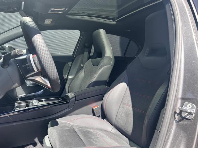 Mercedes-Benz A-KLASSE 250 e Business Solution AMG | Panorama - Schuifdak | Multibeam Led | Apple Carplay & Android Auto | Sfeerverlichting | Stoelverwarming Voorin | Achteruitrijcamera | Nightpakket