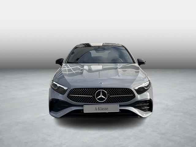 Mercedes-Benz A-KLASSE 180 Business Solution AMG | AMG Plus Pakket | Night Pakket | Panoramadak | Burmester Surround Sound | 360° Camera | Dodehoekassistent | Head-up Display | Elektrisch Verstelbare Stoelen + Memory "| DEMO Beschikbaar vanaf December
