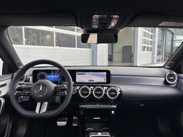 Mercedes-Benz A-KLASSE 180 Business Solution AMG | AMG Plus Pakket | Night Pakket | Panoramadak | Burmester Surround Sound | 360° Camera | Dodehoekassistent | Head-up Display | Elektrisch Verstelbare Stoelen + Memory "| DEMO Beschikbaar vanaf December