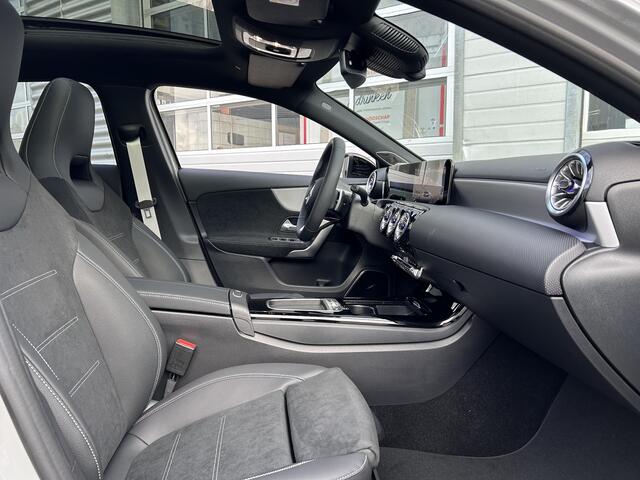 Mercedes-Benz A-KLASSE 180 Business Solution AMG | AMG Plus Pakket | Night Pakket | Panoramadak | Burmester Surround Sound | 360° Camera | Dodehoekassistent | Head-up Display | Elektrisch Verstelbare Stoelen + Memory "| DEMO Beschikbaar vanaf December