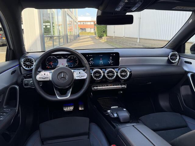 Mercedes-Benz A-KLASSE 180 Premium AMG Line | Pano-Dak/Sfeerverlichting/Camera/18-inch