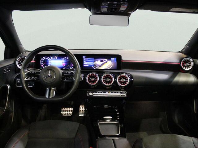Mercedes-Benz A-KLASSE Limousine 180 Star Edition AMG Line | Panorama dak