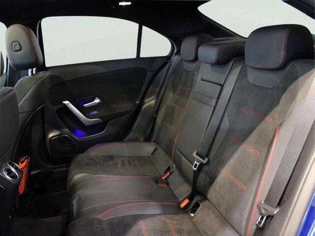 Mercedes-Benz A-KLASSE Limousine 180 Star Edition AMG Line | Panorama dak