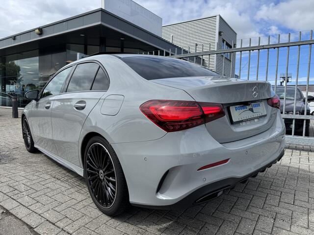 Mercedes-Benz A-KLASSE 180 Star Edition AMG Line Night edition Manufaktur Grijs Pano