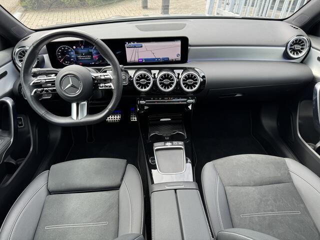Mercedes-Benz A-KLASSE 180 Star Edition AMG Line Night edition Manufaktur Grijs Pano