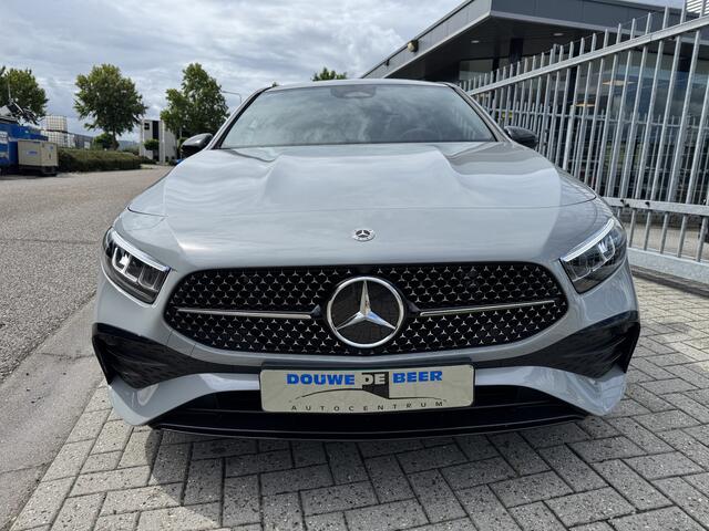 Mercedes-Benz A-KLASSE 180 Star Edition AMG Line Night edition Manufaktur Grijs Pano