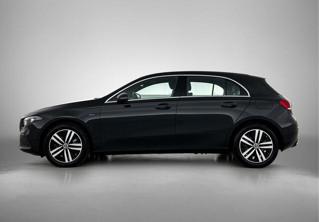 Mercedes-Benz A-KLASSE 250 e Plug-In Hybride Ledkoplampen | Stoelverwarming | Parkeerpakket met achteruitrijcamera | Licht- en zicht pakket. Inclusief 24 maanden Mercedes-Benz Certified garantie voor Europa.