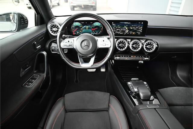 Mercedes-Benz A-KLASSE 200 AMG / PANO / NIGHT / SFEERVERLICHTING / MEMORY / LED / CAMERA / WIDESCREEN / TREKHAAK