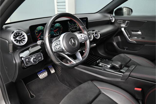 Mercedes-Benz A-KLASSE 200 AMG / PANO / NIGHT / SFEERVERLICHTING / MEMORY / LED / CAMERA / WIDESCREEN / TREKHAAK