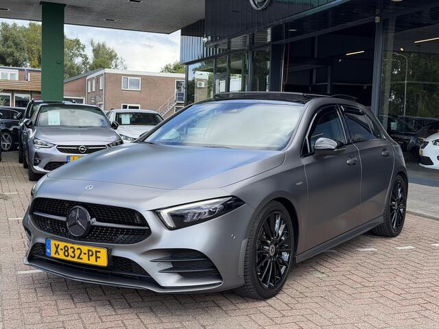 Mercedes-Benz A-KLASSE 200 Launch Edition Premium Plus AMG | PANORAMADAK | SFEER VERLICHTING | CAMERA | MAT GRIJS | STOELVERWARMING | NAVIGATIE | MATRIX LED | APPLE CARPLAY / ANDROID AUTO | CRUISECONTROL |