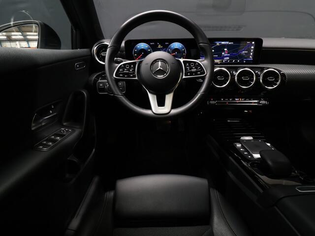 Mercedes-Benz A-KLASSE 180 Business Solution AMG [SCHUIFDAK, CAMERA, BLUETOOTH, STOELVERWARMING, SCHAKELFLIPPERS, NIEUWSTAAT]