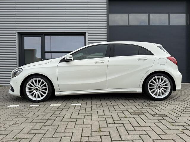 Mercedes-Benz A-KLASSE 160 AMG White Art Pakket ?Automaat ?Full LED ?Navigatie ?Camera ?Apple Carplay & Android Auto ?Half Leder Alcantara ?Sfeerverlichting ?Lichtmetaal
