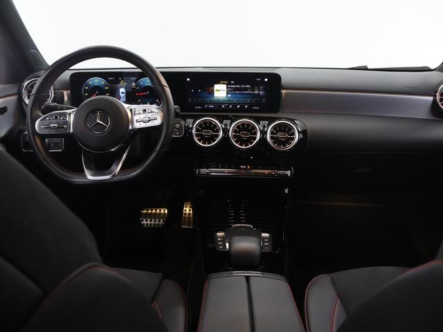 Mercedes-Benz A-KLASSE 180 Business Solution AMG | Night | Getint glas | Stoelverwarming | Widescreen | Sfeerverlichting |