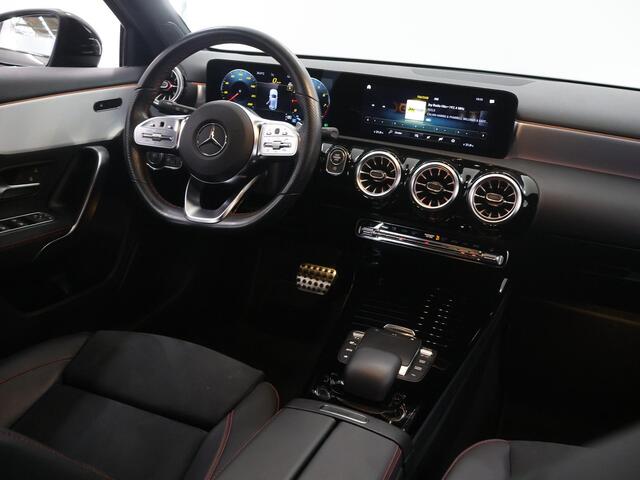 Mercedes-Benz A-KLASSE 180 Business Solution AMG | Night | Getint glas | Stoelverwarming | Widescreen | Sfeerverlichting |