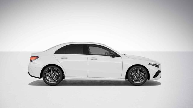 Mercedes-Benz A-KLASSE 180 Star Edition AMG Line | Night | Panoramadak | Multibeam | Widescreen | Stoelverwarming |