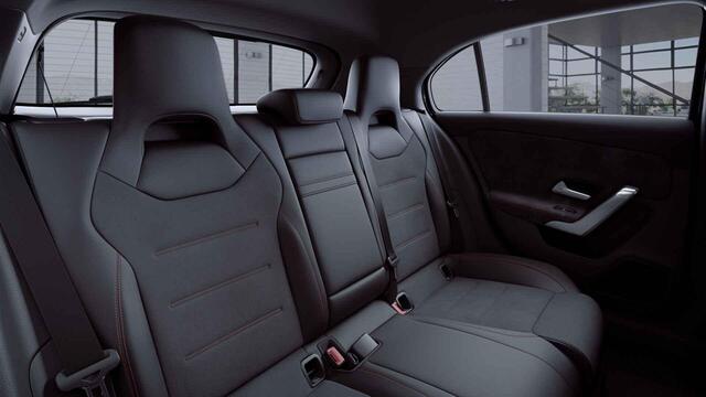 Mercedes-Benz A-KLASSE 180 AMG Line | Night | Panoramadak | Stoelverwarming | Widescreen |
