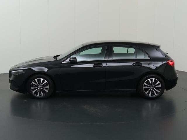 Mercedes-Benz A-KLASSE 180 Star Edition | Parkeerpakket | Widescreen | Stoelverwarming | Apple Carplay |