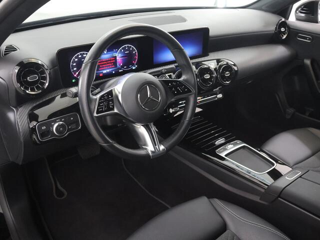 Mercedes-Benz A-KLASSE 180 Star Edition | Parkeerpakket | Widescreen | Stoelverwarming | Apple Carplay |