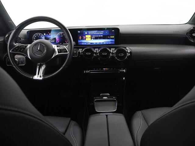 Mercedes-Benz A-KLASSE 180 Star Edition | Parkeerpakket | Widescreen | Stoelverwarming | Apple Carplay |