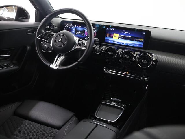 Mercedes-Benz A-KLASSE 180 Star Edition | Parkeerpakket | Widescreen | Stoelverwarming | Apple Carplay |