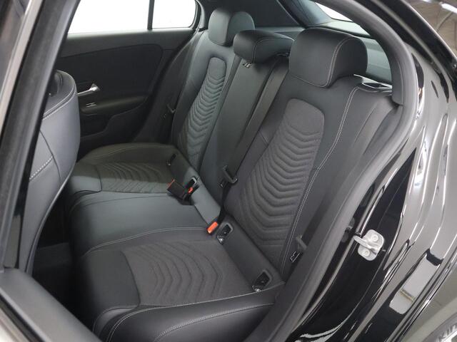 Mercedes-Benz A-KLASSE 180 Star Edition | Parkeerpakket | Widescreen | Stoelverwarming | Apple Carplay |