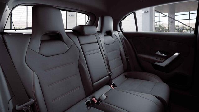 Mercedes-Benz A-KLASSE 180 Premium Plus | AMG | Panoramadak | Widescreen | Rijassistentiepakket | Stoelverwarming |