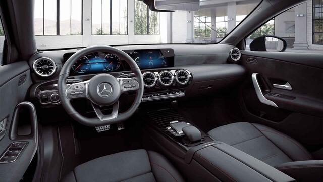 Mercedes-Benz A-KLASSE 180 Premium Plus | AMG | Panoramadak | Widescreen | Rijassistentiepakket | Stoelverwarming |