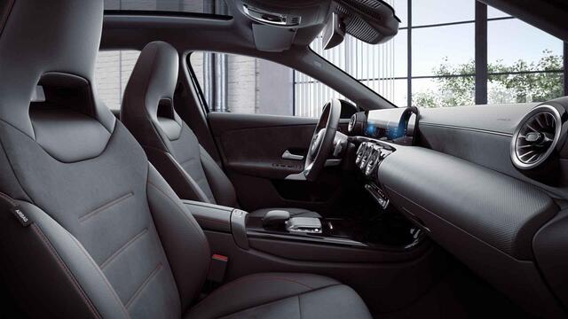 Mercedes-Benz A-KLASSE 180 Premium Plus | AMG | Panoramadak | Widescreen | Rijassistentiepakket | Stoelverwarming |