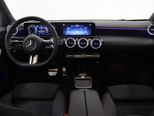 Mercedes-Benz A-KLASSE 180 Business Solution AMG | Panoramaschuifdak | Premium plus | Head-Up | Stoelverwarming | Achteruitrijcamera | MULTIBEAM LED |