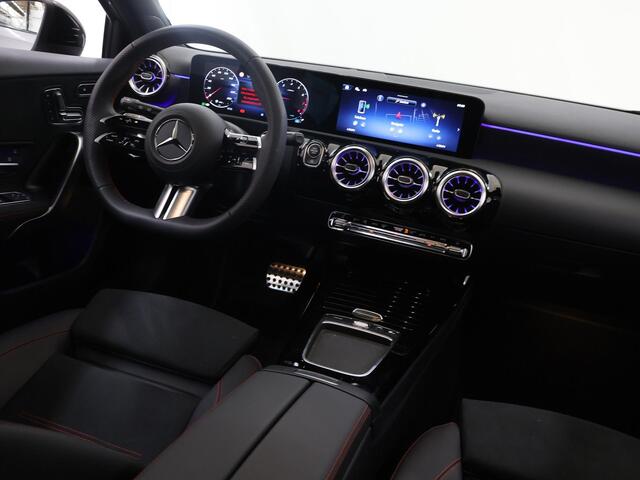 Mercedes-Benz A-KLASSE 180 Business Solution AMG | Panoramaschuifdak | Premium plus | Head-Up | Stoelverwarming | Achteruitrijcamera | MULTIBEAM LED |