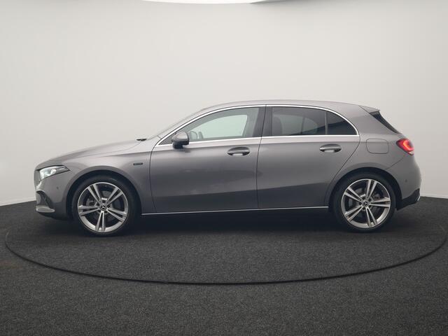 Mercedes-Benz A-KLASSE 250 e Progressive PHEV 218pk Dealer O.H. | Camera | Lederen Sportstoelen Ventilatie & Verwarmd | Burmester Audio | Blis | Sfeerverlichting | Apple Carplay | LED Koplampen | Cruise Control | Navigatie | DAB | 19"L.M | Plug In Hybrid