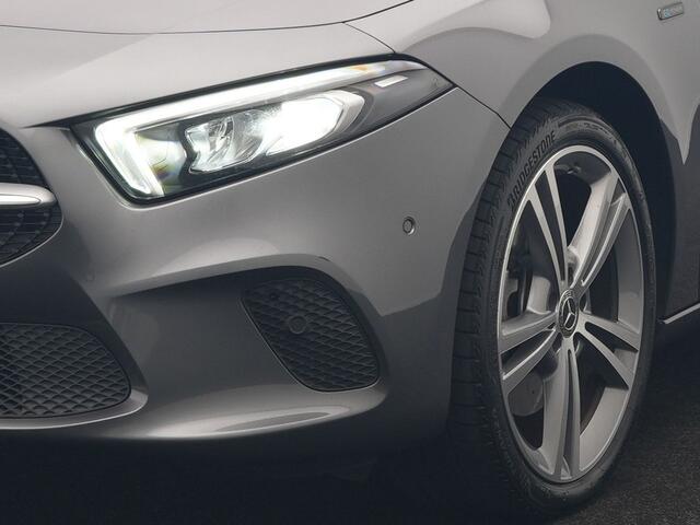 Mercedes-Benz A-KLASSE 250 e Progressive PHEV 218pk Dealer O.H. | Camera | Lederen Sportstoelen Ventilatie & Verwarmd | Burmester Audio | Blis | Sfeerverlichting | Apple Carplay | LED Koplampen | Cruise Control | Navigatie | DAB | 19"L.M | Plug In Hybrid