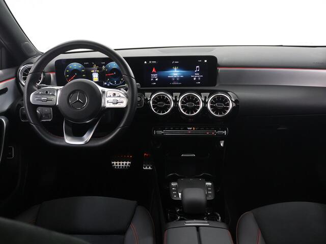 Mercedes-Benz A-KLASSE 200 Business Solution AMG | Panoramadak | Night pakket | Stoelverwarming | Apple carplay |