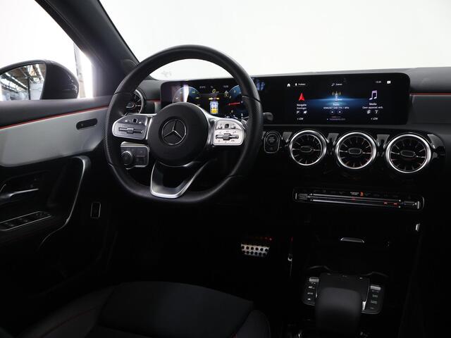 Mercedes-Benz A-KLASSE 200 Business Solution AMG | Panoramadak | Night pakket | Stoelverwarming | Apple carplay |