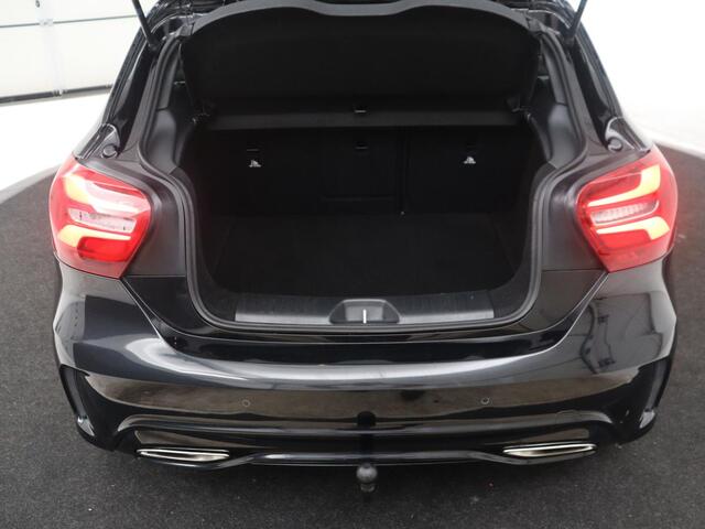 Mercedes-Benz A-KLASSE 180 Business Solution AMG | Leder/alcantara | Stoelverwarming | Cruise control | Navigatie | Bluetooth | Camera | Park assist | Trekhaak