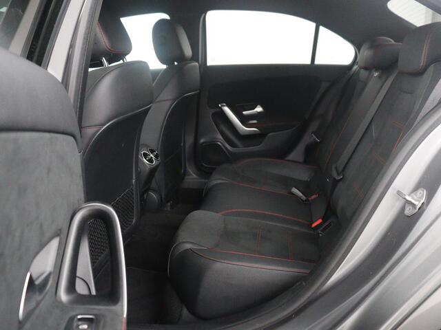 Mercedes-Benz A-KLASSE 250 e Business Solution AMG Limited | SOH 94,5% | Leder/alcantara | Cruise control | Stoelverwarming | Navigatie | Bluetooth | Sfeerverlichting | Camera | Park assist