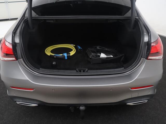 Mercedes-Benz A-KLASSE 250 e Business Solution AMG Limited | SOH 94,5% | Leder/alcantara | Cruise control | Stoelverwarming | Navigatie | Bluetooth | Sfeerverlichting | Camera | Park assist